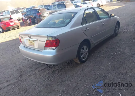 2005 Toyota Camry Le z USA, uszkodzony, nr VIN 4T1BE32K45U505125